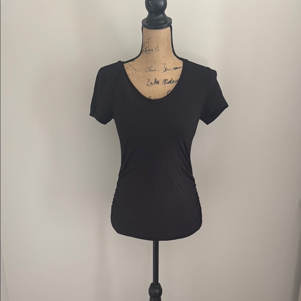 A Pea in the Pod size small Classic Black Short Sleeve Tee